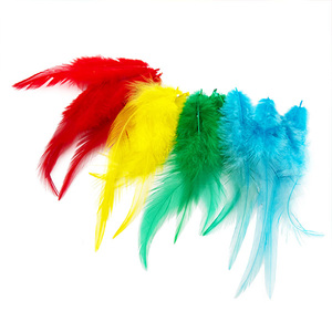 12 pièces de plumes de dinde teintes de 6 cm, longues plumes non toxiques PLOMA C502 pour l'artisanat - Product Image 1