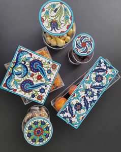 Boîte à bijoux en papier incrusté de motifs ronds faits à la main, disponible à la vente, style contemporain chic vintage, en marbre et acrylique décoratif - Product Image 4