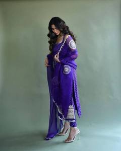 Vêtements de fête à la mode Top georgette lourd miroir scintillant est livré avec Dupatta idéal pour les événements festifs et les occasions spéciales - Product Image 3