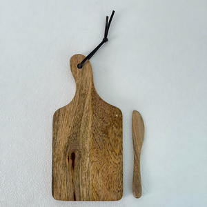Tabla de Cortar Pequeña con Mango y Tira de Cuero con Espátula de Madera con Acabado Natural de Alta Calidad - Product Image 3