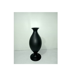 Vase à fleurs en fer exquis avec des détails finement travaillés et un attrait luxueux parfait pour améliorer tout décor de maison ou de bureau - Product Image 2