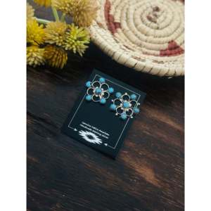 Boucles d'oreilles pendantes en forme de fleur plaquées or avec turquoise de Kingman Navajo et argent sterling, ornées de diamants en forme de poire - Product Image 3