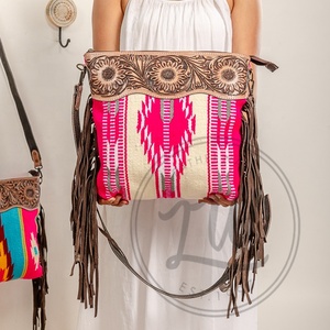 Nouveau sac bandoulière élégant en cuir véritable résistant à l'eau, avec sangle artisanale à motifs aztèques, poignée supérieure, multicolore - Product Image 5