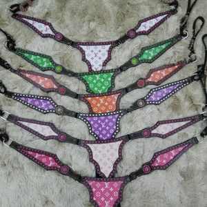 ชุดอุปกรณ์ม้าตะวันตกหนังแท้คุณภาพสูง ดีไซน์ทันสมัย ปรับแต่งได้ พร้อมลายพิมพ์ตกแต่งที่บังเหียนและสายรัดอก ตัวล็อคแบบหัวเข็มขัด ป้องกันสนิม - Product Image 4