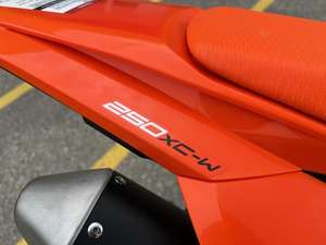 Increíbles Ofertas en Motocicletas Nuevas KTM 250 XCW Enduro 2025 - Product Image 6