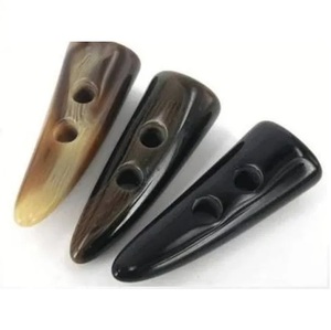 Bouton à bascule en corne de bœuf de buffle poli à la main avec 2 trous Artisanat naturel pour manteaux et vêtements - Product Image 4