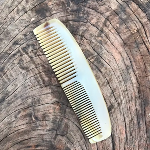 Peigne en corne fait main pour un style lisse par l'artisanat du croissant - Product Image 1
