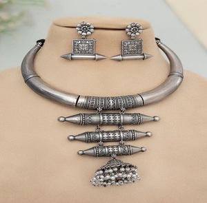 Ensemble de bijoux tendance Yamani en argent plaqué moderne, disponible à un prix abordable - Product Image 1