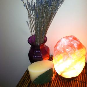 Lámpara de sal del Himalaya hecha a mano con tema de amor, control de atenuación de tallado de precisión y Base de madera, artesanía de decoración natural para el hogar - Product Image 3