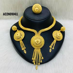 Conjunto de collar corto de alta calidad y nueva moda con estilo con pendientes y anillos, joyería de un gramo chapada en oro de 18 quilates para mujer - Product Image 1