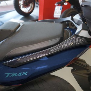 Adesivo Protettivo per Manubrio Moto Compatibile con Top Case 3D Yamaha Tmax 2022-2025 - Product Image 1