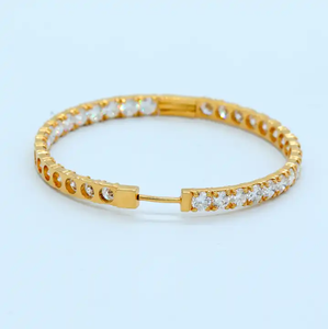 Pendientes de Aro con Diamantes Redondos Creados en Laboratorio con Engaste Pavé, Oro Amarillo de 14K, Regalo para Mujer - Product Image 4