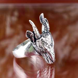 Nouvelle Arrivée Bague Tendance Gothique Chèvre pour Homme, en Laiton, Finition Argent Oxydé, Bijou Animalier Punk, Bague Motard pour Vente en Gros/OEM/ODM - Product Image 1