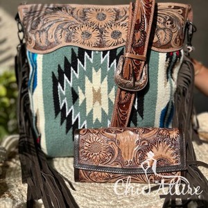 Nouvelle mode de couverture de selle en cuir repoussé à la main, sac à main à pompons, ensemble élégant de portefeuille à motifs floraux en cuir sculpté à la main pour femmes - Product Image 1