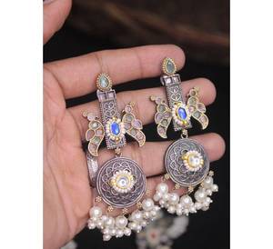 Vêtements de mariage à la mode Pachi Fusion Monalisa Quartz fleur motif Base en acier inoxydable élégant-couleur double ton boucles d'oreilles suspendues - Product Image 1