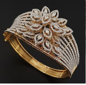 Brazalete de latón ancho y llamativo con incrustaciones de piedras en capas estilo diamante. Disponible a precios de mayoreo. - Product Image 3