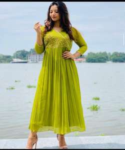 Alphanumero ชุดผ้าไหมปักลายขนาดใหญ่สไตล์ดีไซน์เนอร์บอลลีวูดสำหรับประตูทั่วโลก - Product Image 5