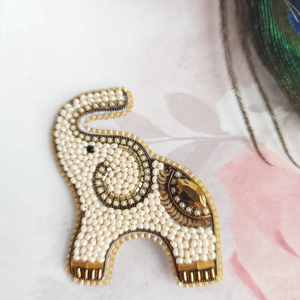 Broches perlées Broche de designer faite à la main. Accessoires de haute qualité. Broche design unique. Baby shower meilleur cadeau. - Product Image 1