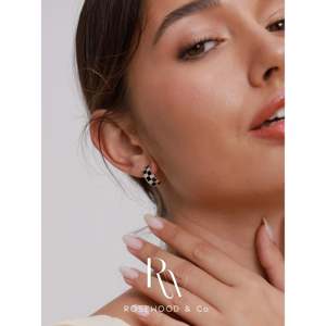 Orecchini a cerchio trendy a scacchiera bianchi e neri con zirconi CZ leggeri, placcati oro, anallergici - Product Image 5