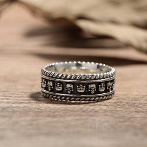 แหวนเงินแท้ลายเชือกถักประดับหินธรรมชาติสำหรับผู้ชาย รุ่น Jeulia Twisted Rope Skull - Product Image 3