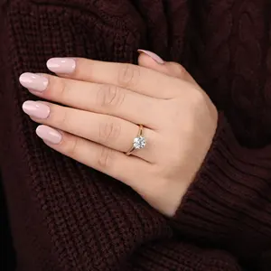 แหวนหมั้นเพชรทรงบริลเลียนต์เจียระไนแบบแล็บโกรน ตัวเรือนเงินสเตอร์ลิงชุบแพลตตินัม ความใส VS1 ตัวเลือกที่มีจริยธรรมและสง่างาม - Product Image 6