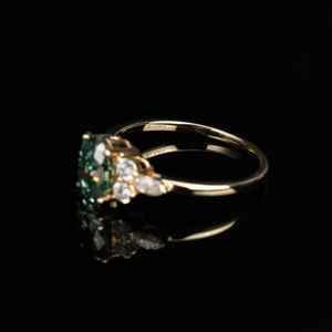 Anillo de Compromiso Único con Moissanita Color Verde Azulado, Elegante Anillo de Regalo de Aniversario para Mujer - Product Image 1