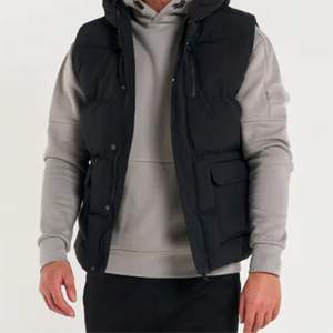 Gilet noir-Capuche lourde, rabat tempête et plusieurs poches pour une chaleur corporelle et un style ultimes - Product Image 5