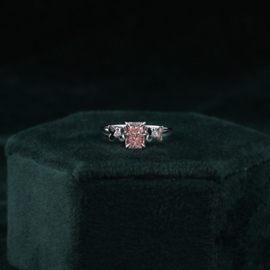Bague de fiançailles plaquée or rose 18 carats à la mode coupe rayonnante diamant cultivé en laboratoire conception personnalisée classique pour cadeau d'anniversaire - Product Image 2