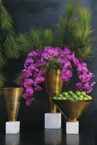 Vase de table en métal fini or avec base en marbre Lot de 3 vases en métal aluminium design - Product Image 3