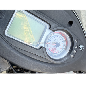 สกู๊ตเตอร์แก๊สสีแดงพร้อมไฟหน้าคู่และแฮนด์สีดำ มุมมองด้านหน้า - Product Image 4