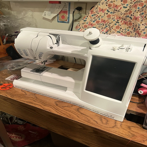 Machine à broder et à coudre B-a-b-y L-o-c-k Unity avec table, prête à la vente et disponible à l'achat immédiat - Product Image 2