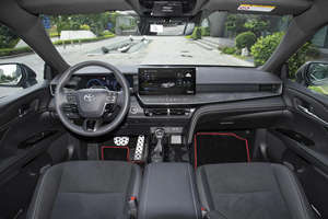 Sedán Cómodo de 5 Plazas, Gasolina/Híbrido Automático de 2.0L, 2023-2025, Muy Bien Cuidado, Conducción Automática Suave, Suministrado desde Japón - Product Image 2