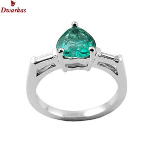 แหวนเงินแท้ 925 ประดับมรกต แหวนหมั้นผู้หญิง ประดับเพชรรูปหัวใจ สำหรับสาวๆ - Product Image 1