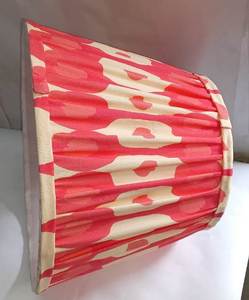 โคมไฟตั้งโต๊ะดีไซน์หรูหราทันสมัย ผลิตจากผ้าฝ้ายลินินคุณภาพพรีเมียม งานแฮนด์เมด จับจีบระบาย พร้อมลายพิมพ์ดิจิทัลแบบอิคาท ดึงดูดสายตา - Product Image 2