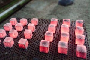 ถ่านมะพร้าวอัดก้อนทรงลูกบาศก์สำหรับบาร์บีคิวชิชามอระกู่ - Product Image 2