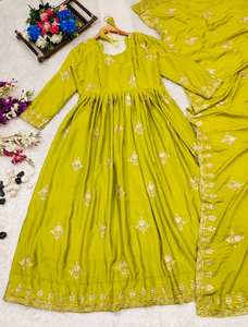 Ensemble élégant de costume en soie crêpe longue pour femmes avec broderie exquise et Dupatta magnifiquement imprimé - Product Image 6