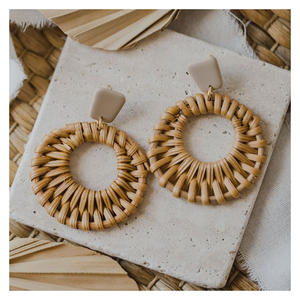 Hot Selling2025 Boucles d'oreilles en rotin faites à la main Élégant léger Tissé Teardrop Dangles avec des goujons en bois Idéal pour l'herbe de mer décontractée - Product Image 5