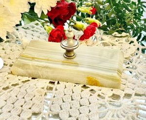 Tapete de Escritorio y Pisapapeles de Ónix Vintage con Mango de Latón, Elegante Accesorio de Escritorio - Product Image 1