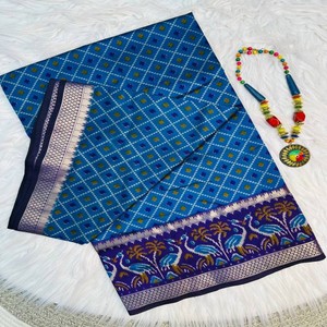 Sari Patola VASTRA COTTAGE de seda premium con estampado Patola en toda la prenda, borde Gadwal y blusa a juego para ocasiones elegantes. - Product Image 1