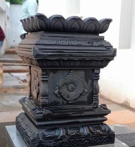 Maceta de Tulsi de piedra de Rajasthan negra El mejor precio disponible con entrega en puerta Maceta de Tulsi de mármol tallada a mano personalizada - Product Image 1