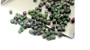 50 Uds rubí Natural zoisita piedras preciosas en bruto 2-4 MM piedras preciosas sueltas de anyolita sin pulir para la fabricación de joyas de alta calidad - Product Image 2