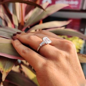 Anillos de boda de compromiso de estilo clásico de oro macizo de 10 quilates, solitario único, Diamante de corte esmeralda cultivado en laboratorio, certificado IGI para fiestas - Product Image 6