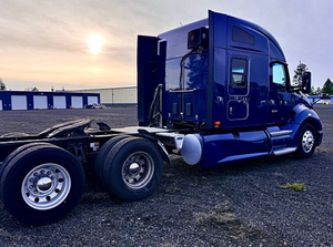 Camión Semirremolque Kenworth T680 Sleeper 2022 Usado, Techo Elevado de 76 Pulgadas, Motor Cummins de 450 HP, Transmisión Automática Endurant de 12 Velocidades, Bajo Kilometraje - Product Image 4
