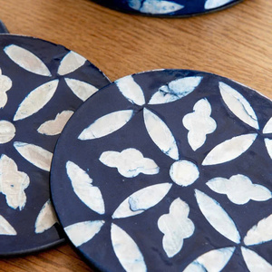 Ensemble de dessous-de-verre ronds en nacre faits à la main avec mosaïque géométrique indigo, dessous-de-verre décoratifs en coquillages, protection de table - Product Image 5