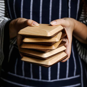 Sous-verres carrés en bois de noyer faits à la main, design contemporain écologique pour la décoration de la maison, utilisation sur table, artisanat Saniya - Product Image 5
