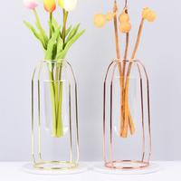 Découvrez la collection de vases à fleurs en métal à la mode, l'accessoire indispensable pour rester en tête du vase en métal courbe
