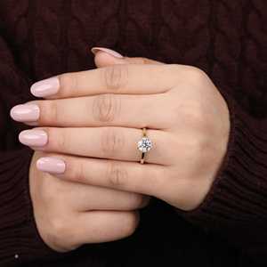 แหวนหมั้นเพชรทรงบริลเลียนต์เจียระไนแบบแล็บโกรน ตัวเรือนเงินสเตอร์ลิงชุบแพลตตินัม ความใส VS1 ตัวเลือกที่มีจริยธรรมและสง่างาม - Product Image 4