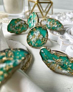 Rond de serviette en résine de haute qualité parfait pour ajouter un look luxueux à la table de dîner avec des thèmes floraux ou classiques - Product Image 1