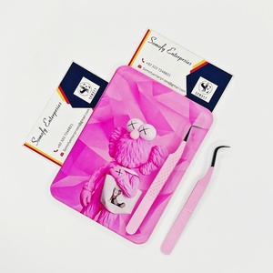 Support magnétique en acrylique Somofy Enterprises avec design ours mignon et durable, pince à cils à 90 degrés pour artistes en extensions de cils - Product Image 5