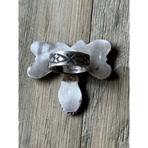 Anillo Ajustable de Plata de Ley con Concha Rosa y Libélula de Kindale Billah - Product Image 5